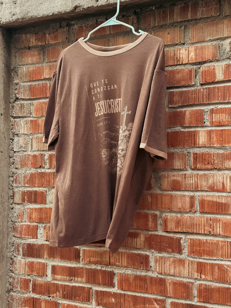 Playera café SHAJAH, diseño de montaña