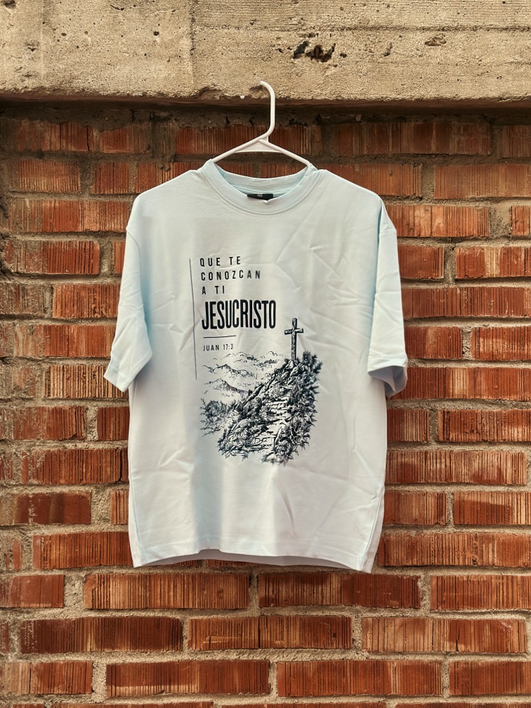 Playera azul claro SHAJAH, diseño de montaña
