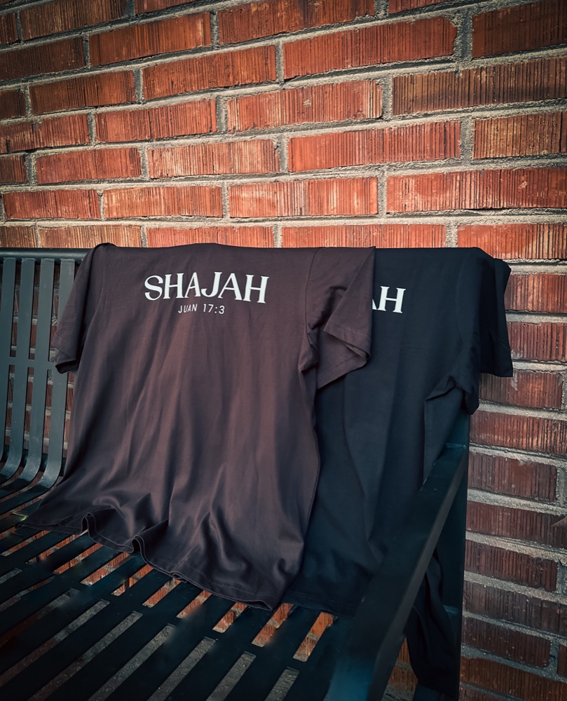 Playeras SHAJAH café y negra, logo simple