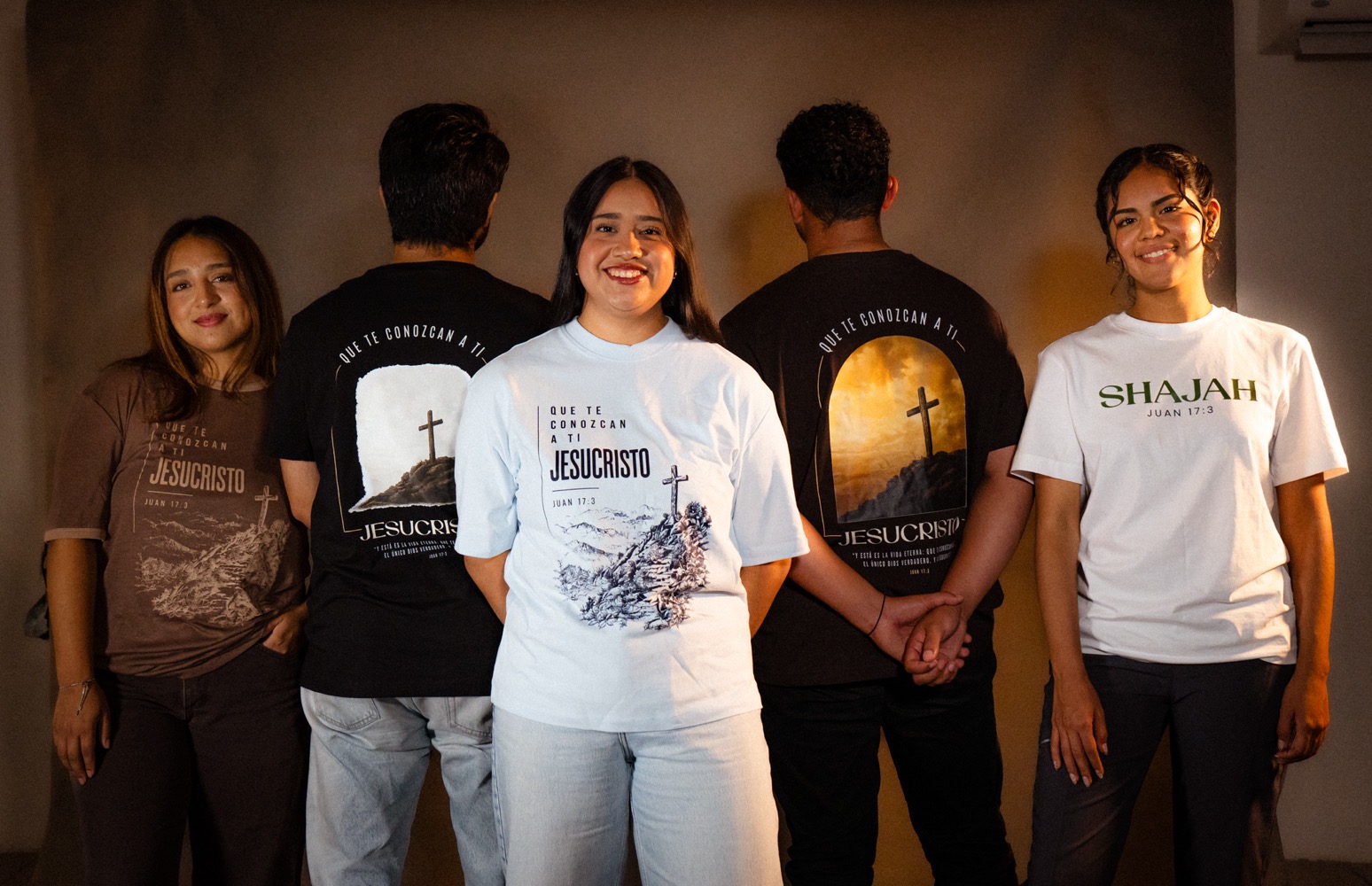 Grupo con playeras SHAJAH de distintos colores