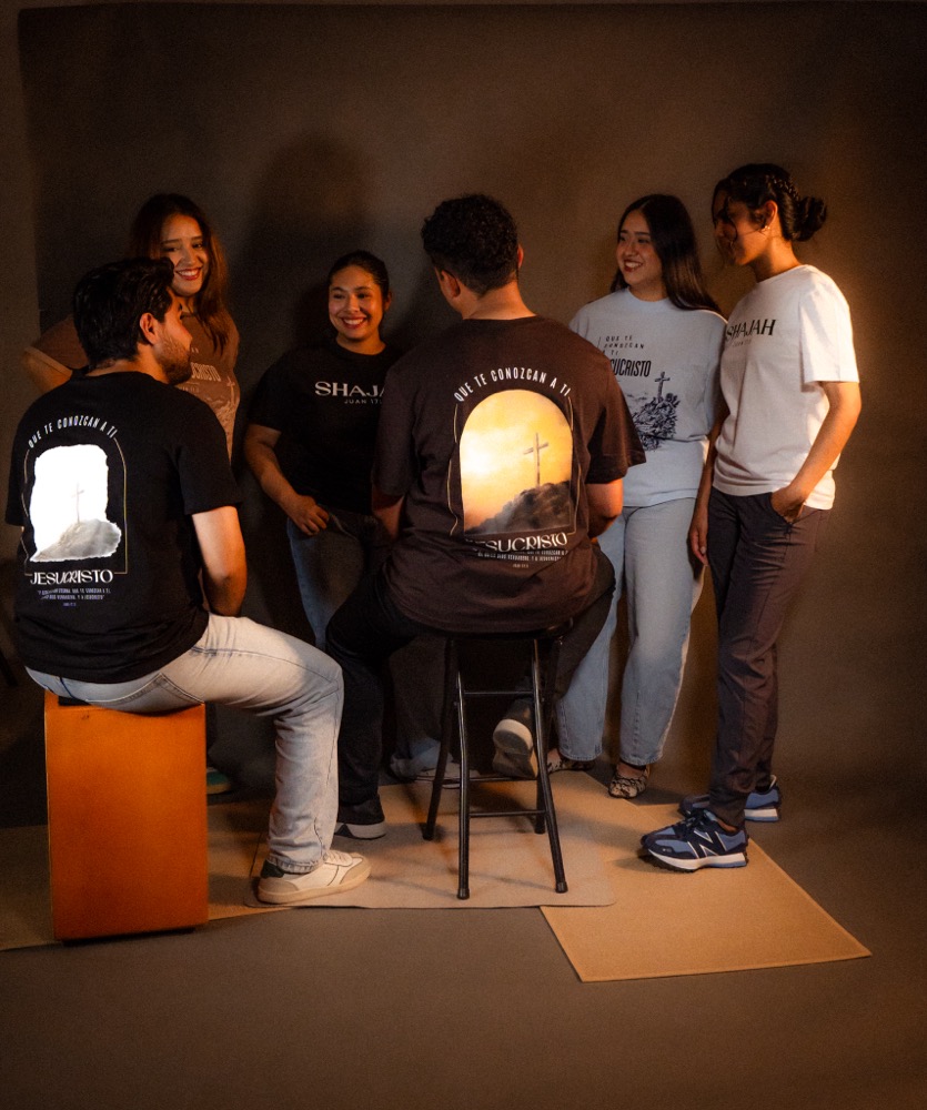 Grupo con playeras y hoodies SHAJAH