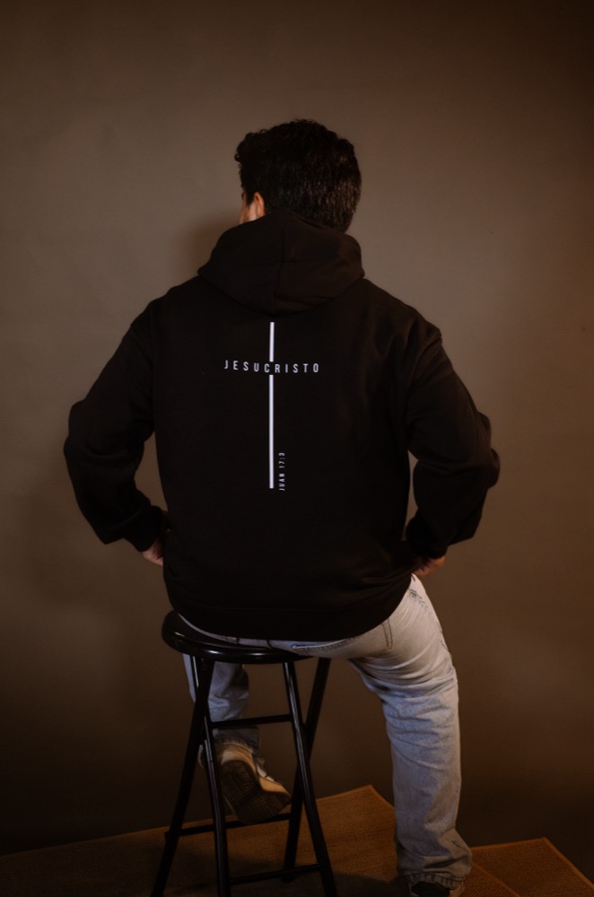 Hoodie negro SHAJAH, diseño minimalista de cruz