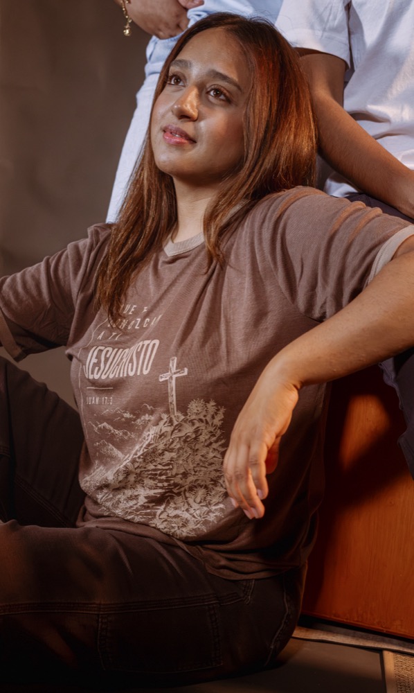 Playera café SHAJAH, detalle del diseño
