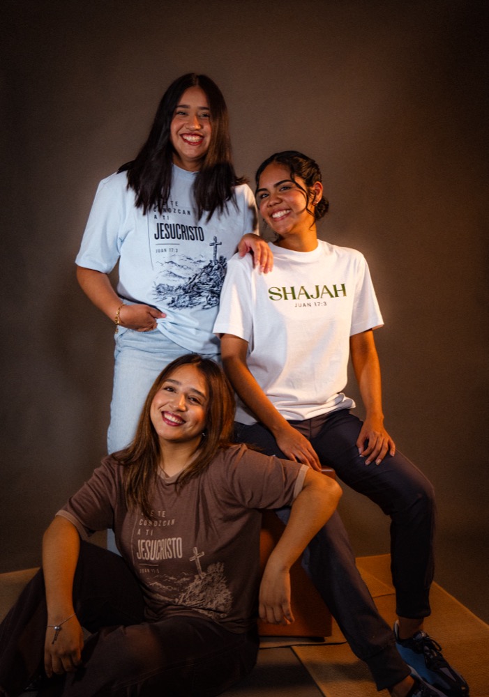 Grupo con playeras SHAJAH azul claro, blanca y café